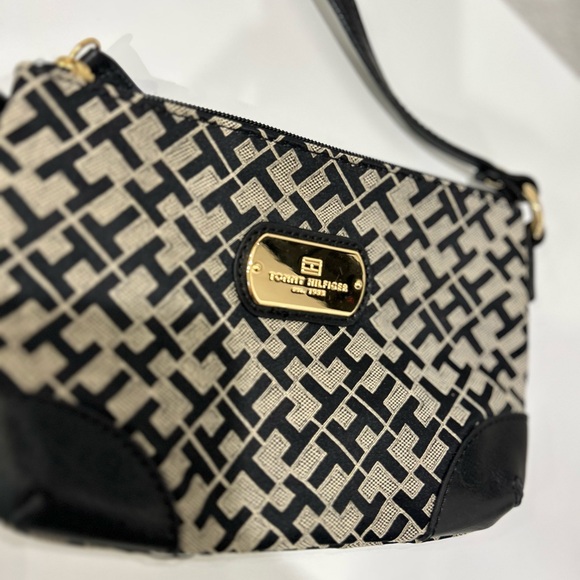 Tommy Hilfiger Crossbody wallet 💕 - Picture 4 of 5